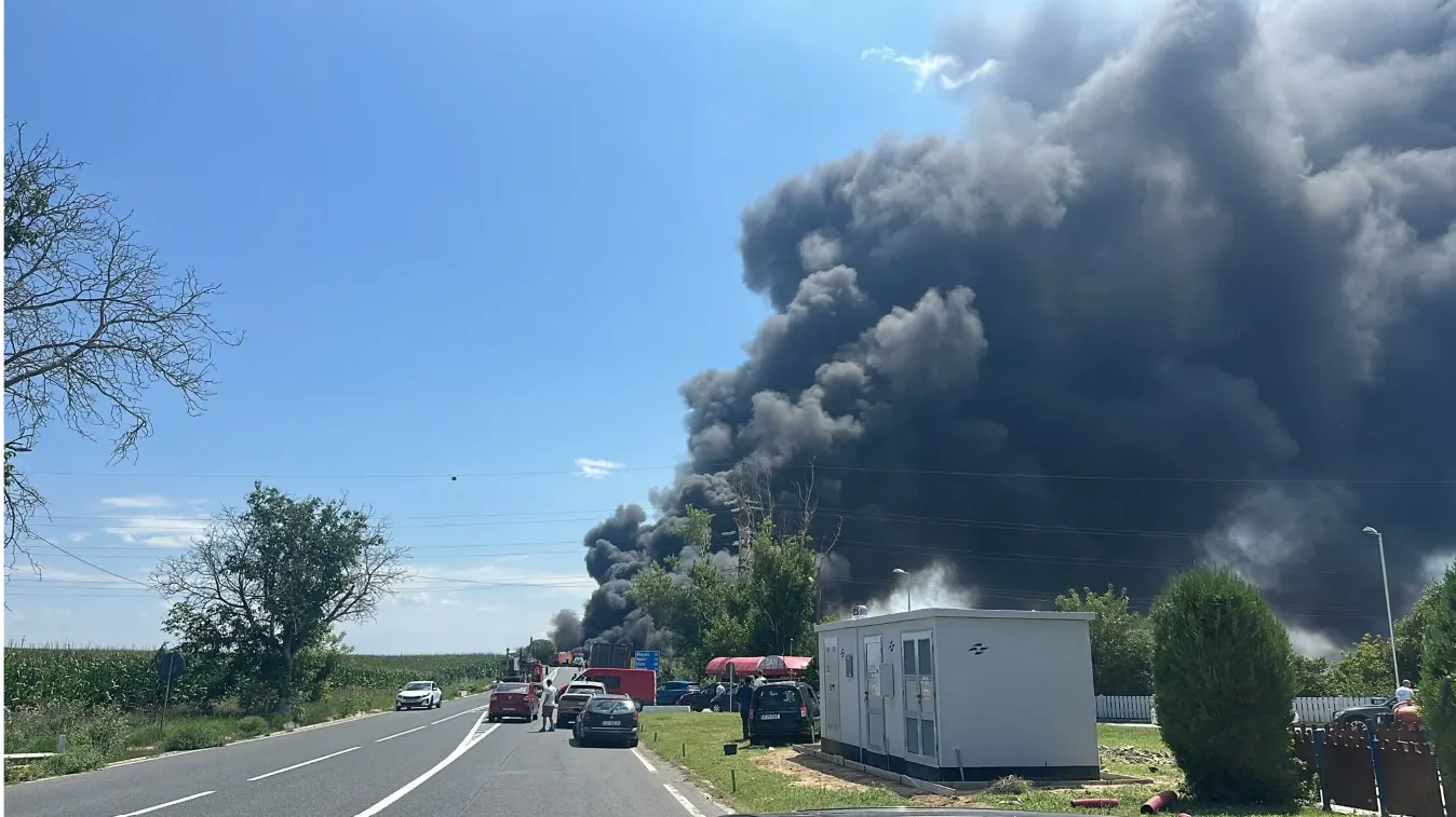 Incendiu violent pe DN2A, după impactul dintre o autocisternă cu benzină și un buldoexcavator - VIDEO