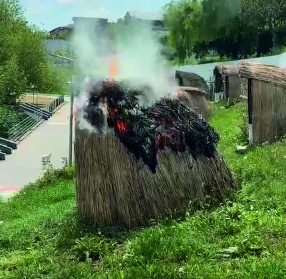 Vandalism pe faleza din Ovidiu. Patru tinere au făcut scrum un bungalou VIDEO