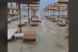 Incendiu puternic pe plaja din Mamaia: două beach bar-uri au fost distruse de flăcări