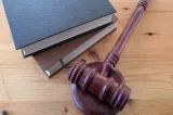 Fostă directoare economică, trimisă în judecată pentru delapidarea a 4,5 milioane de lei prin 18 transferuri bancare