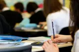 Bani de la stat pentru elevii de nota 10. Ce sume primesc absolvenții de gimnaziu și liceu