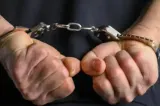 A incendiat o mașină în Vama Veche, apoi a vandalizat sediul Poliției. Poliția l-a arestat pe suspect