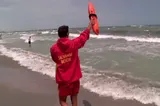 La un pas de tragedie la Eforie Nord! Tată și fiică, salvați din mare pe ultima sută de metri VIDEO