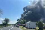 Incendiu violent pe DN2A, după impactul dintre o autocisternă cu benzină și un buldoexcavator - VIDEO