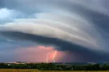Alertă de la ANM. Avertizări nowcasting de vreme rea în mai multe localități: averse torențiale, vijelii și descărcări electrice