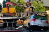 Asfalt surpat pe o stradă din Constanța: mașină, scoasă dintr-un crater imens de echipajul de la descarcerare VIDEO