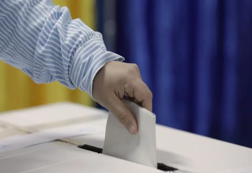 Dosar penal după ce primarul din Ciobanu ar fi intrat cu un alegător în cabina de vot