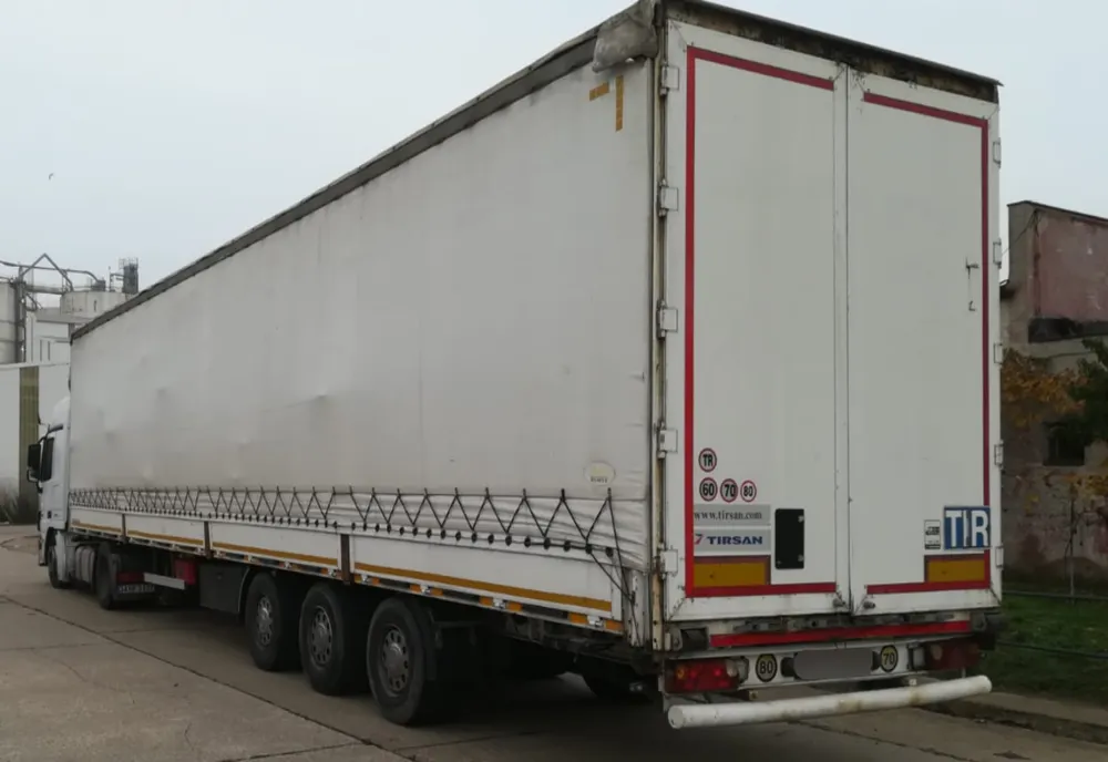 Mii de produse nedeclarate și contrafăcute, de peste două milioane de lei, descoperite într-un autocamion