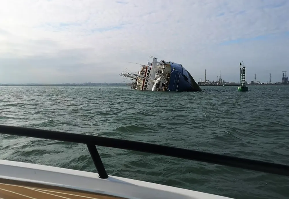 Au fost reluate operațiunile de ranfluare a navei răsturnate, duminică, în Portul Midia