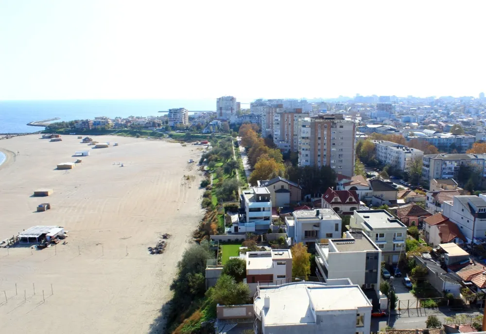 20 de construcții ridicate fără autorizație pe plajă, vor fi desființate