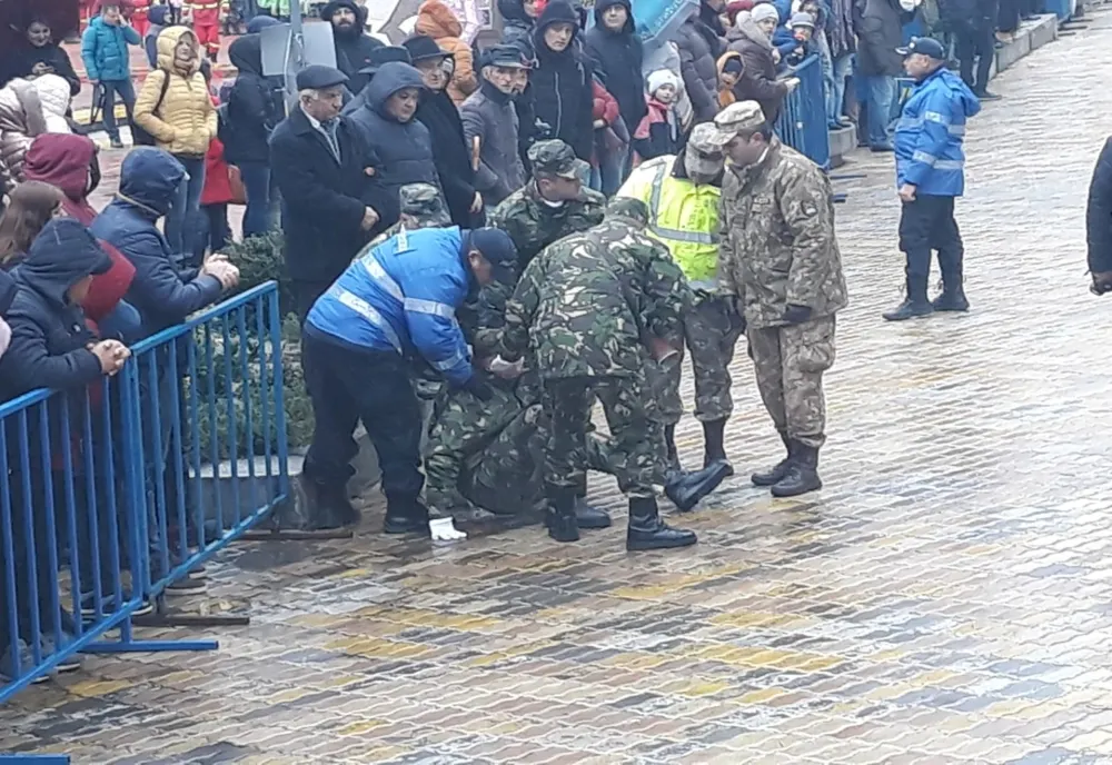 Militar lesinat la parada de 1 Decembrie chiar in timpul discursului 