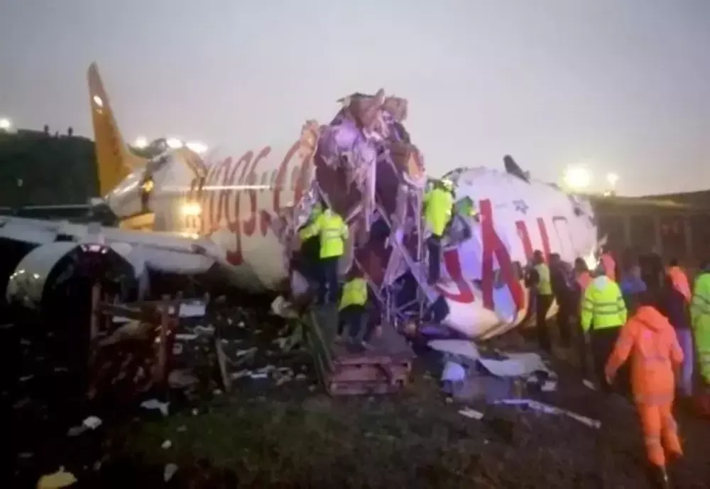 Un avion s-a rupt în două la aterizare în Turcia. Pasagerii, evacuați urgent - VIDEO
