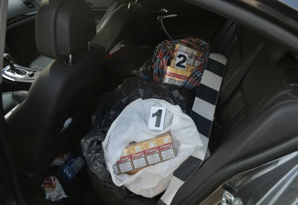 FOTO| Țigări de contrabandă și o armă neletală, găsite într-o maşină