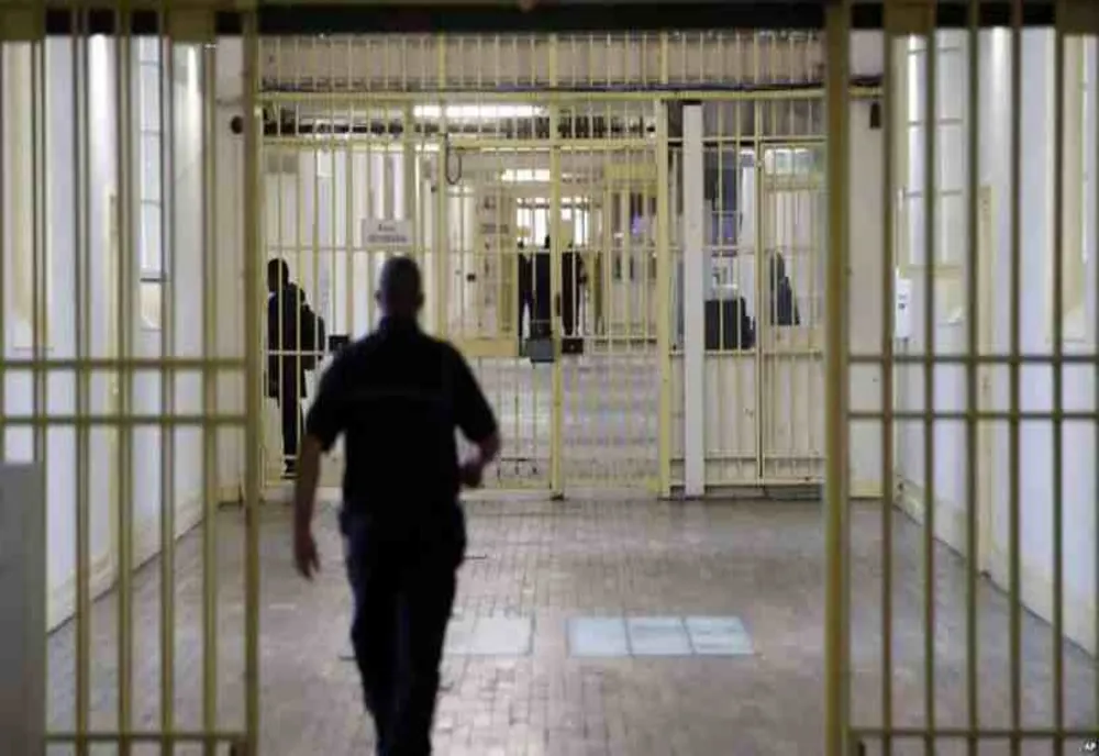  Gardian de la Penitenciarul Poarta Albă, reținut după ce a luat mită bani, pantofi și țigări de la un deținut