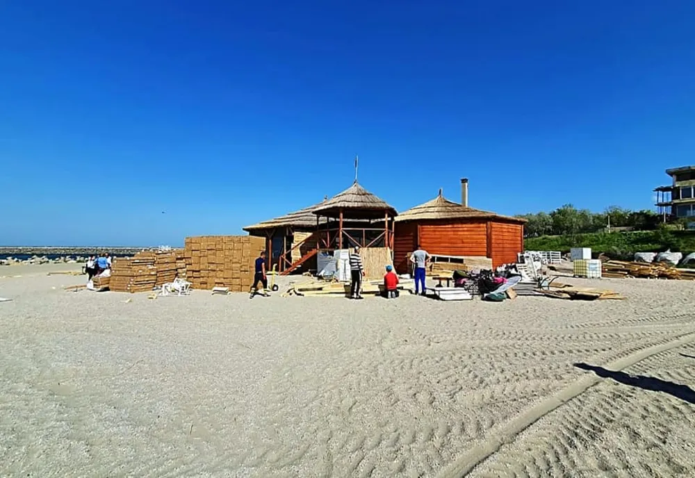 FOTO| Beach baruri de pe plaja din Faleză Nord, demolate