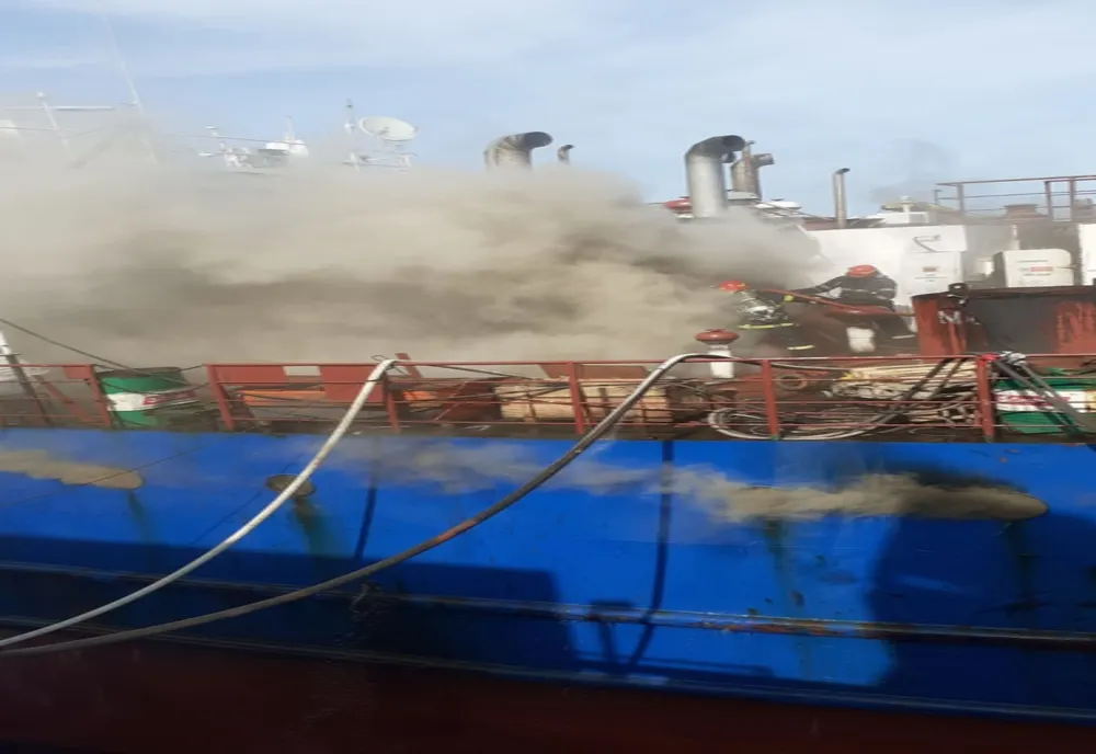 FOTO VIDEO| Incendiu puternic la bordul unei nave din Șantierul Naval Midia