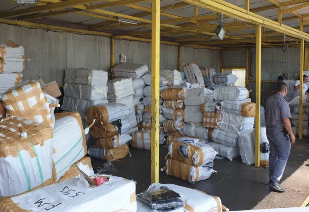 FOTO | Haine și încălțăminte „de firmă”, confiscate în Portul Constanţa