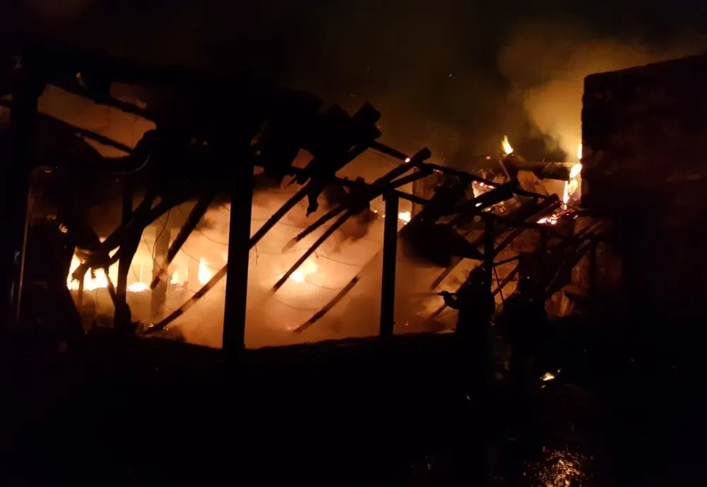 FOTO VIDEO| Incendiu devastator la o pensiune din Mangalia