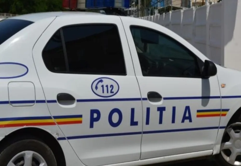 Motociclist rănit după ce a fost lovit de o maşină de poliţie