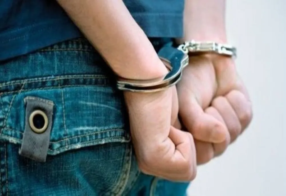 Tânărul care a împuşcat în cap un bărbat cu un pistol cu bile, prins de poliţişti