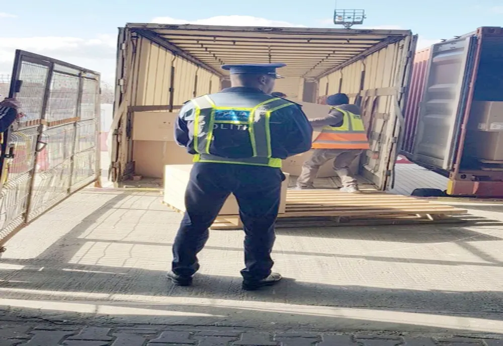 Peste 2.200 de electrocasnice contrafăcute, confiscate în Portul Constanţa Sud Agigea
