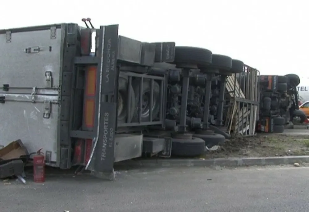 TIR răsturnat pe șoselele din Constanța. O persoana încarcerată
