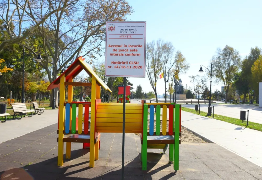 Accesul în locurile de joacă este interzis!