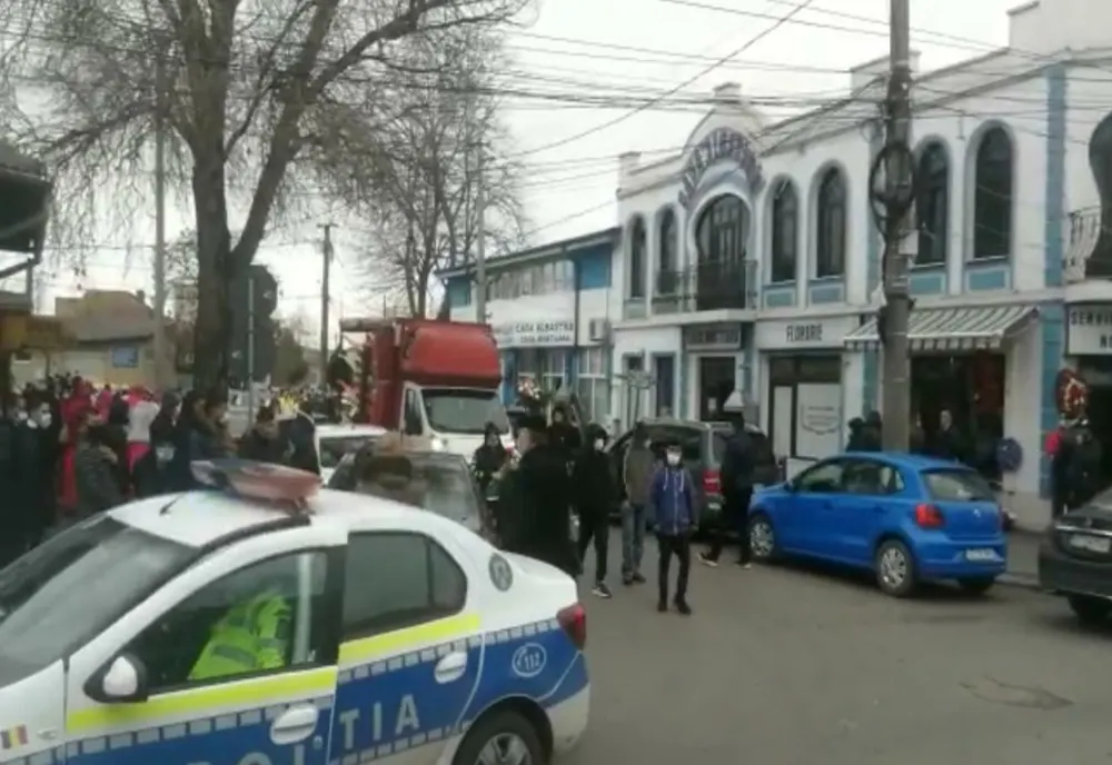 VIDEO| Poliția a dat amenzi de 7.000 lei la un cortegiu funerar cu zeci de persoane