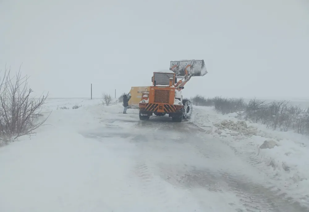 Peste 20 de apeluri care anunţă maşini blocate în trafic din cauza zăpezii
