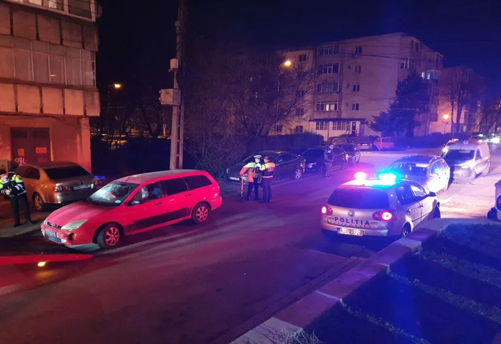 “Performanța” unui șofer fără permis. A intrat cu mașina în 10 autoturisme parcate