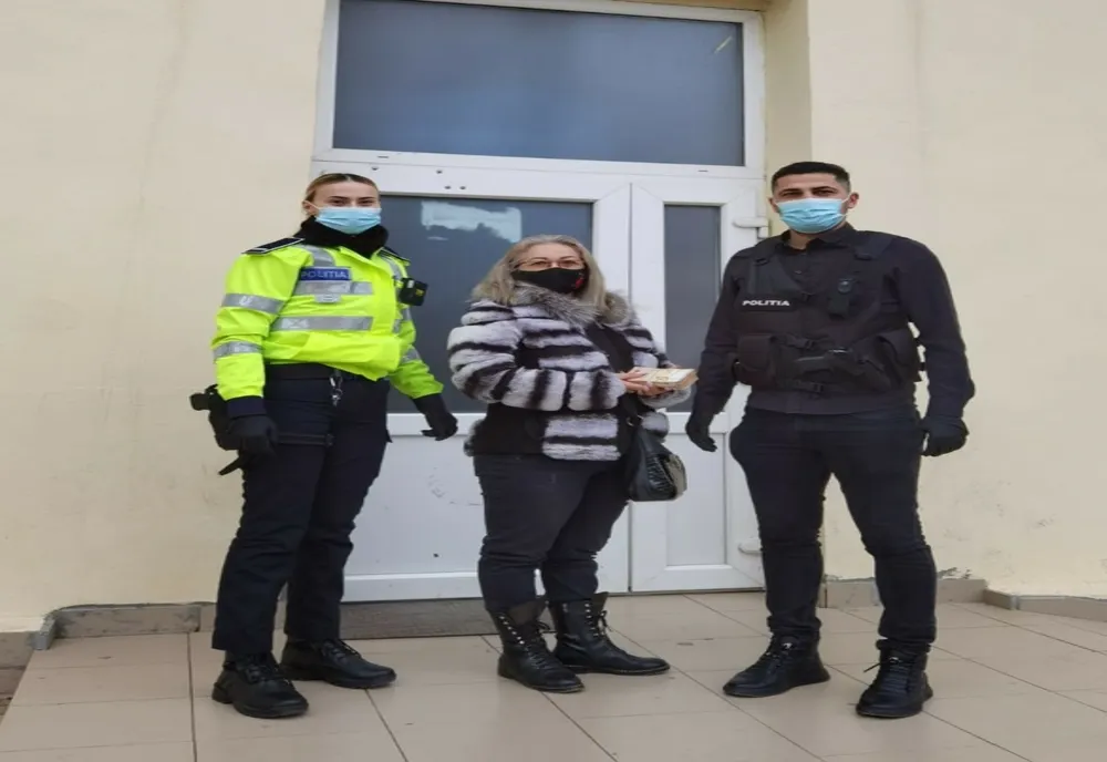O femeie a găsit 10.000 de euro pierduți de un sucevean într-un centru comercial și i-a predat Poliției