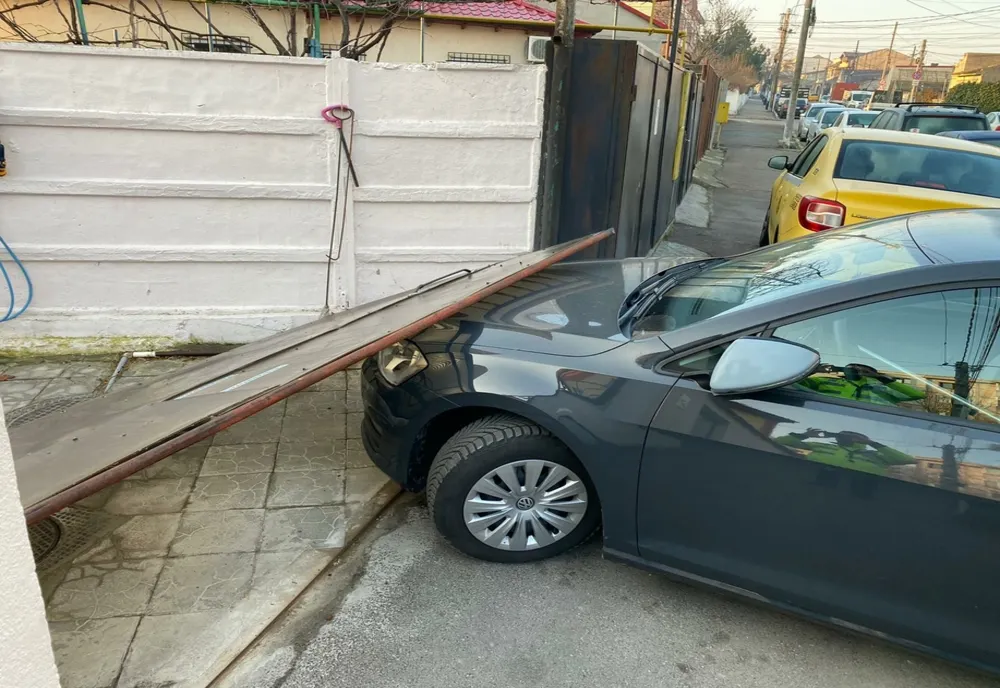 FOTO| Șofer băut ,prins de un jandarm, după ce a dărâmat poarta unei case 