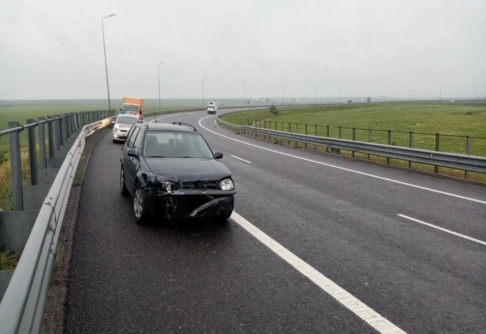Autoturism înfipt în parapet pe autostrada A2-A4!