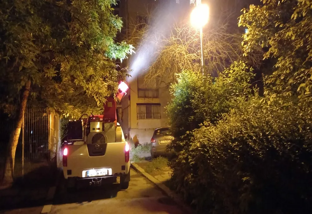 A început stropirea copacilor împotriva dăunătorilor la Constanța