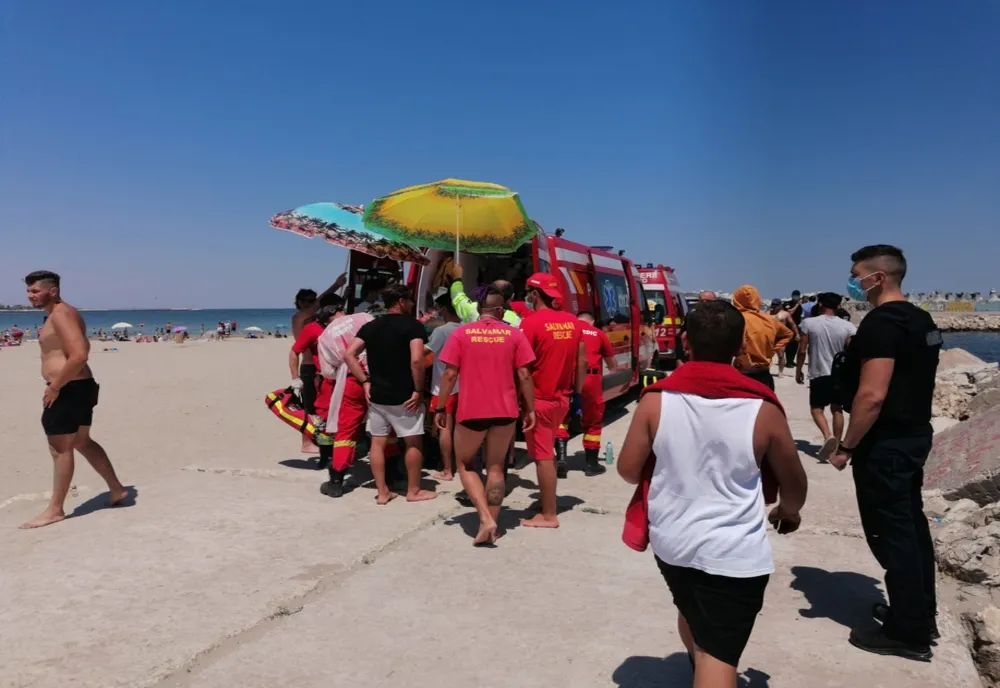 Alertă la Saturn.Turist salvat din valurile mării