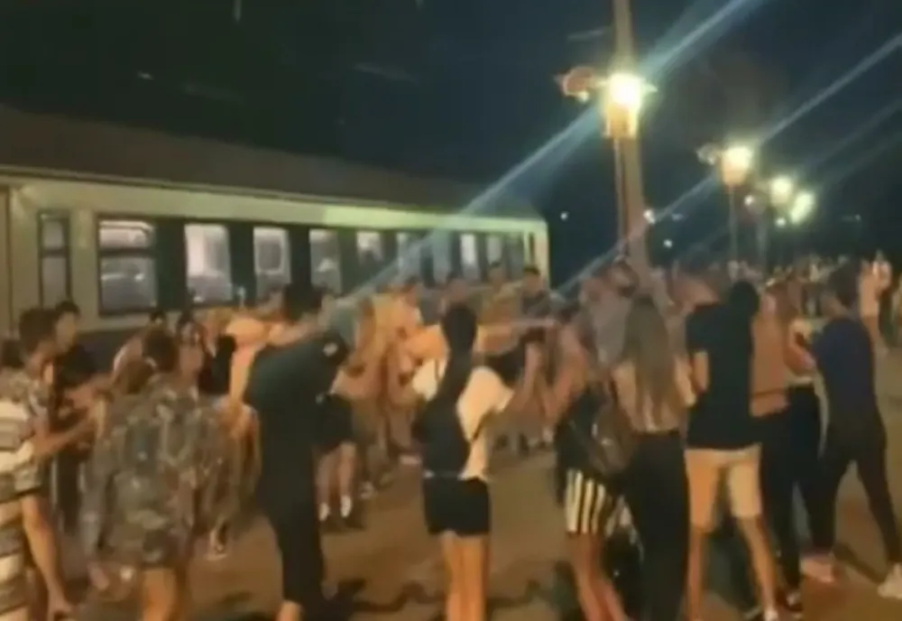 VIDEO! Sătui să mai aștepte trenul, zeci de tineri au transformat peronul gării din Constanța în ring de dans