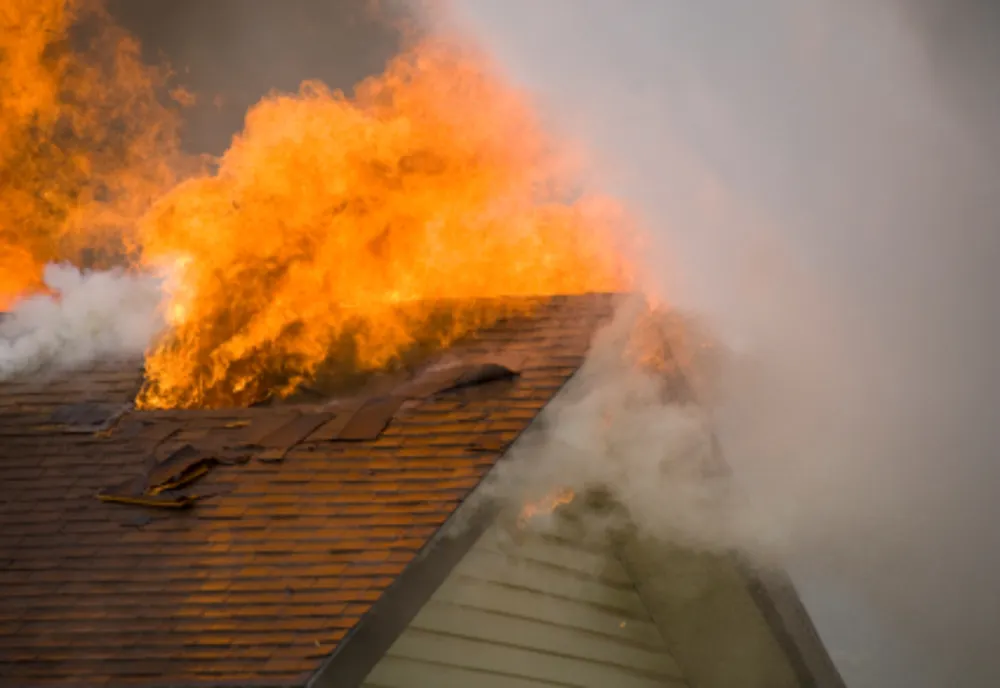 O bătrână, în stare gravă după ce un incendiu i-a cuprins casa