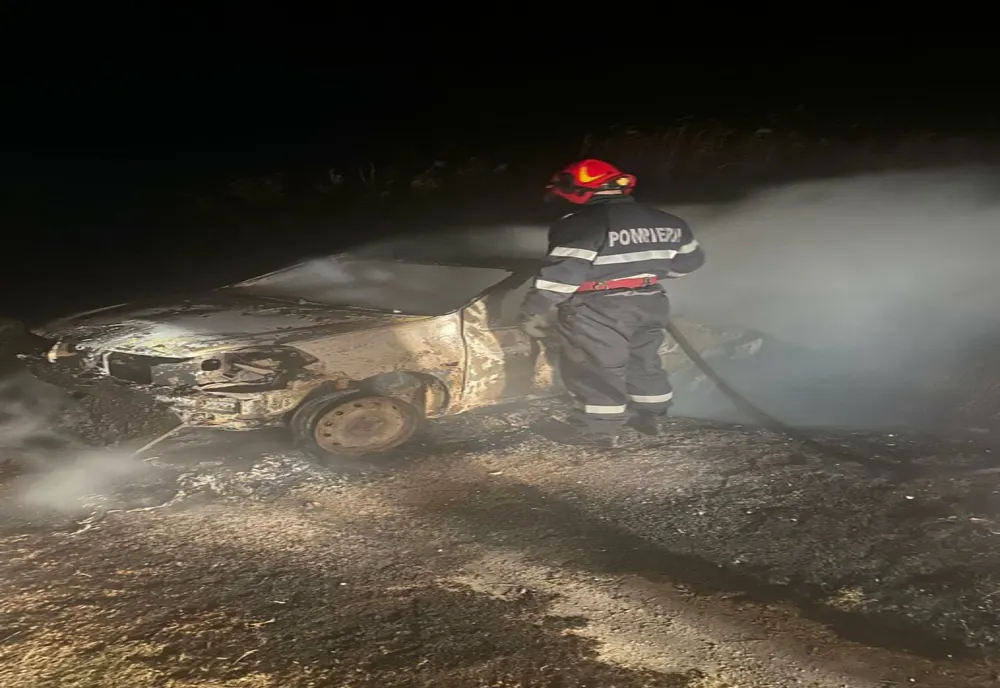 Incendiu pe dig. Mașină cuprinsă de flăcări