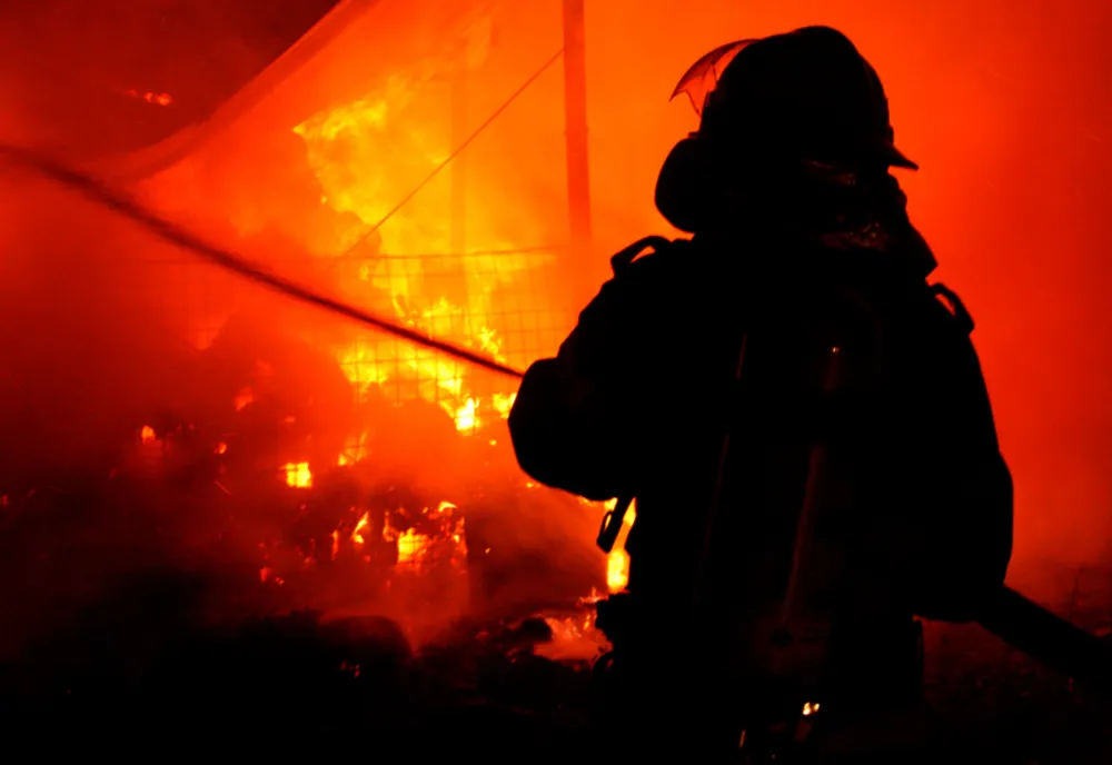 VIDEO Incendiu violent la un depozit de mobilă din Eforie Sud