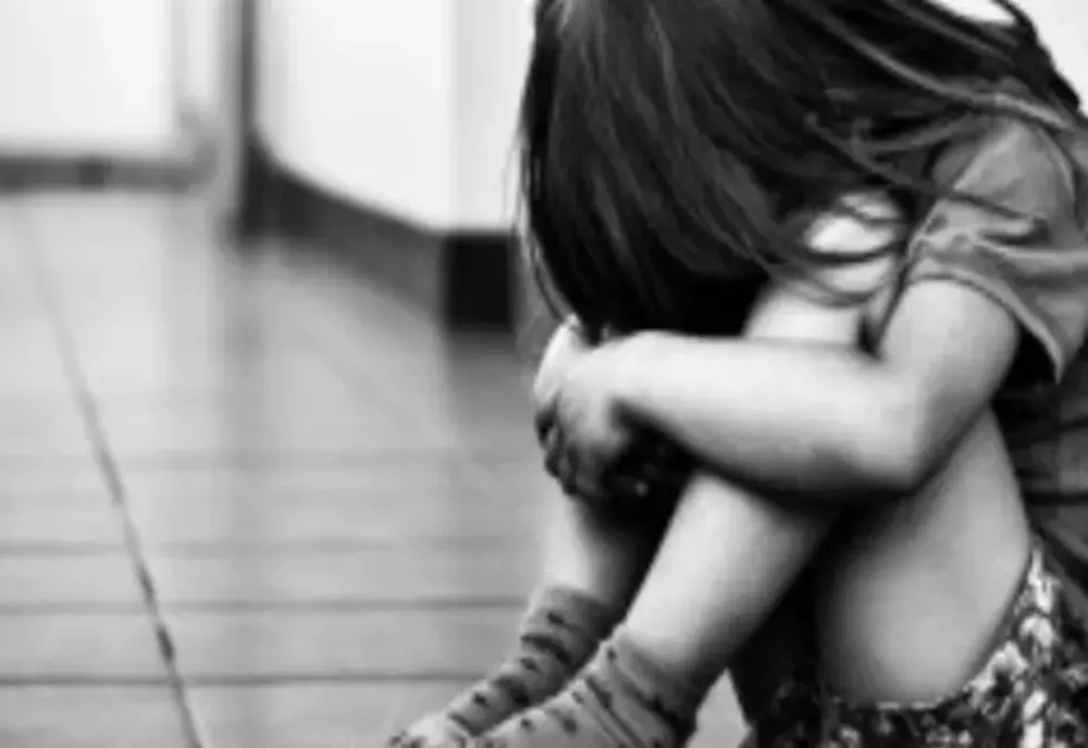 Un bărbat din Braşov acuză că fiica sa, de 14 ani, a fost violată vara trecută la Costineşti, iar tânărul suspectat de această faptă nu mai este cercetat deoarece dosarul a fost clasat de procurori