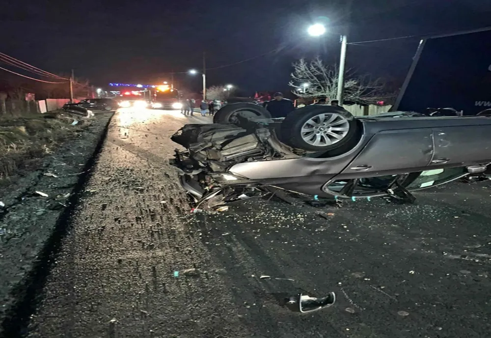 FOTO Accident violent în Ialomița. Mașini răsturnate, doi tineri la spital