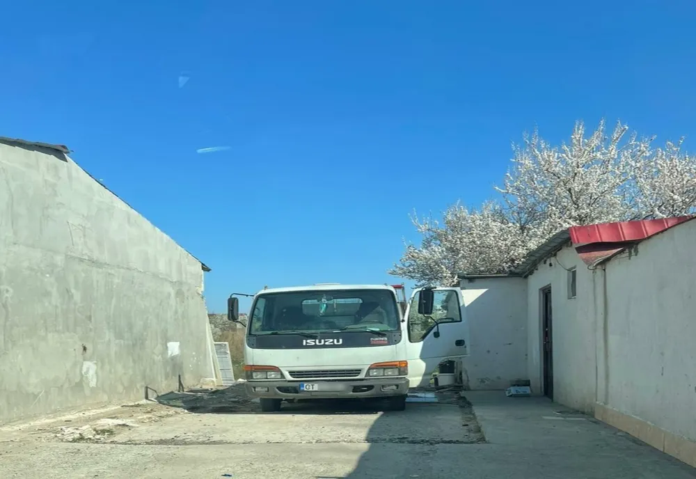 Mașină confiscată și amendă drastică pentru un bărbat prins că arunca moloz