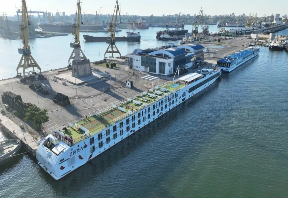 Două nave de pasageri în Portului Constanța