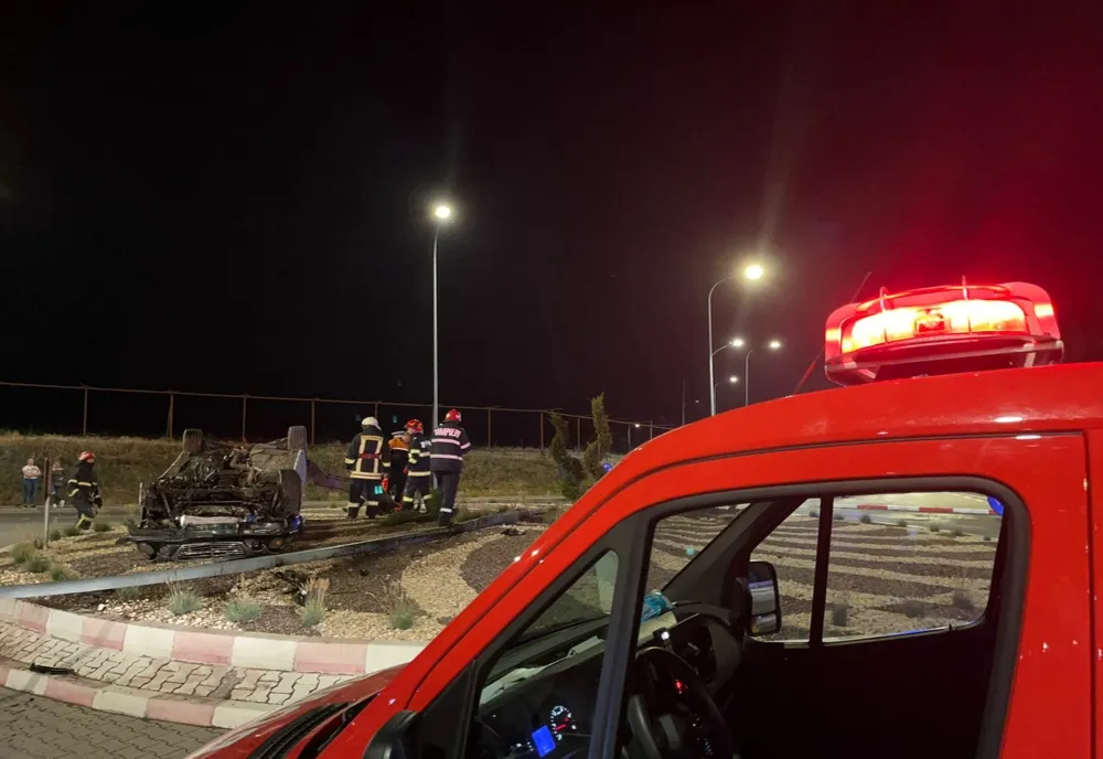 FOTO VIDEO S-a răsturnat cu mașina după ce „a luat” un sens giratoriu