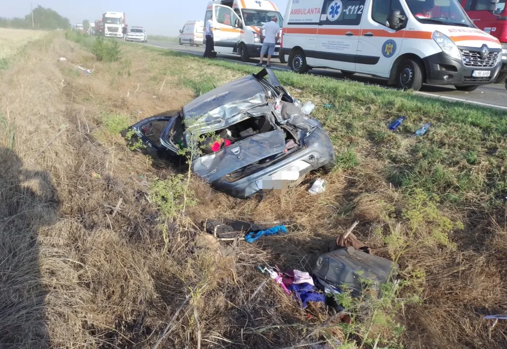 FOTO Mașină răsturnată. Patru victime, dintre care una inconștientă