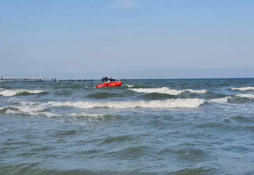 Alertă la Costinești! Turiștu căutați în mare