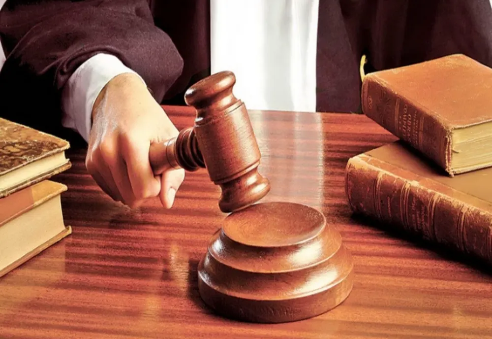 Fost profesor din Constanța, acuzat de corupere sexuală a minorilor, în formă continuată