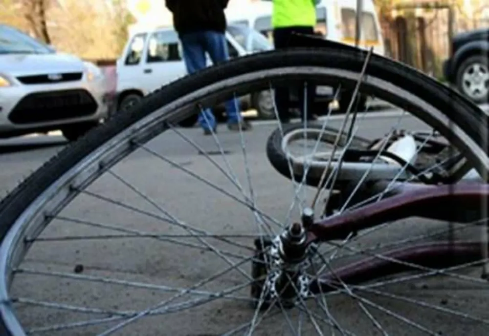 Biciclist spulberat de o mașină