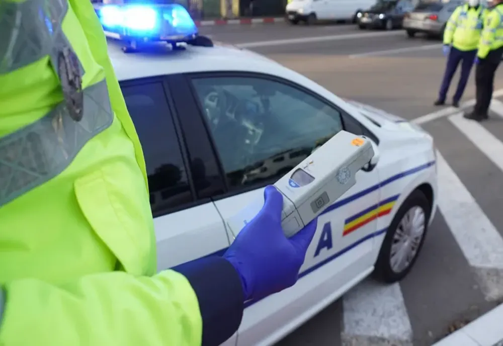 Cu o îmbibație alcoolică de 0,99 mg/l alcool pur în aerul expirat și fără permis, la plimbare cu mașina 