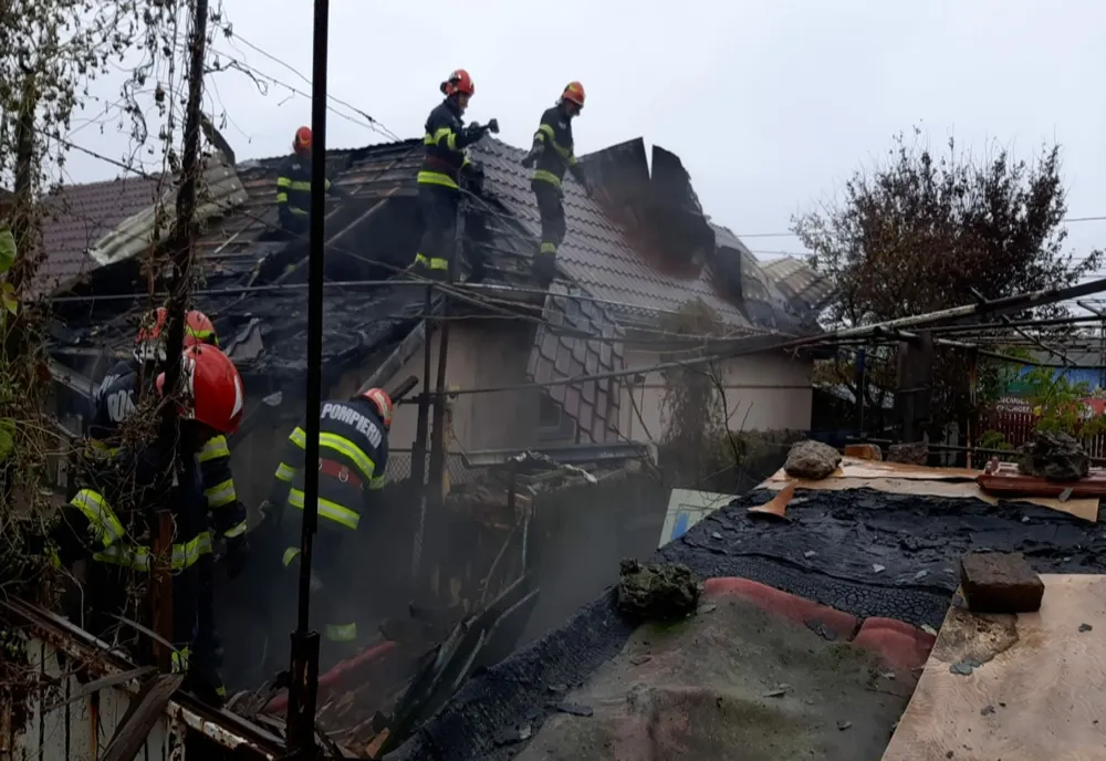 FOTO Casă cuprinsă de flăcări. O persoană cu atac de panică